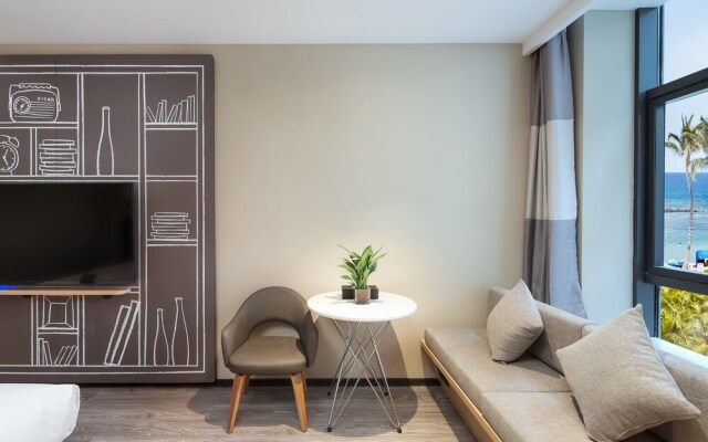 Ibis Hotel  (Nanjing Bridge North Hongyang Plaza Store)