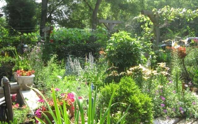 Little House Nashville by RedAwning