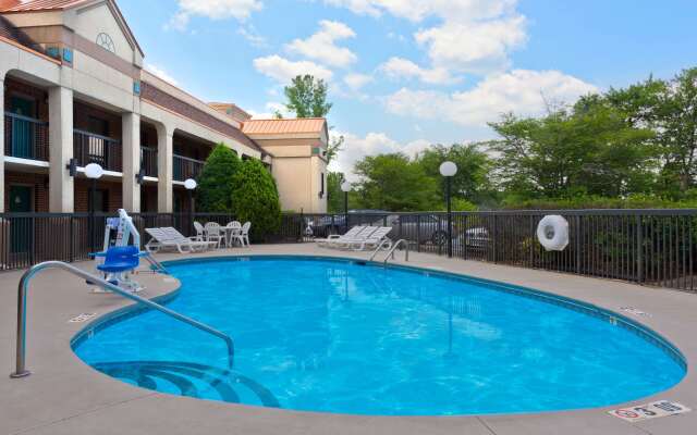 Super 8 by Wyndham Huntersville/Charlotte Area