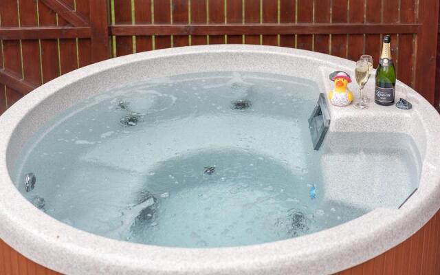 Conifer Lodge 8 With Hot Tub, Newton Stewart