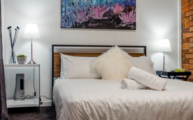 StayCentral - Heritage Warehouse Retreat