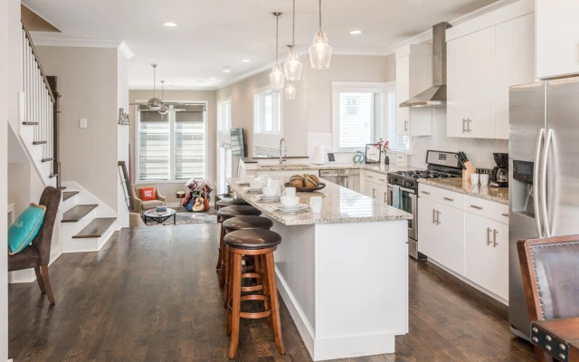 4BR/3BA Music Row House A by RedAwning