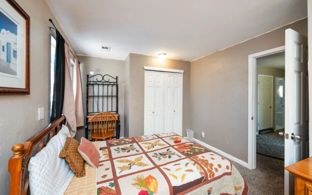 New Listing! Top-floor Gem W/ Outdoor Fireplace 4 Bedroom Duplex - фото 3