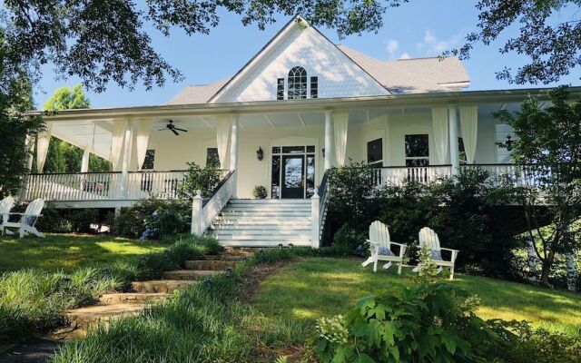 AVA House Bed & Breakfast