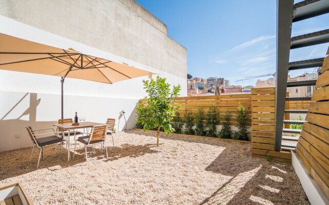 Wood Wall & Garden Apartment