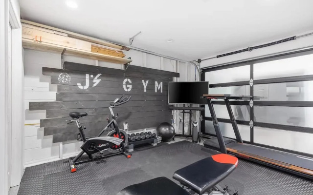 Luxury Clarendon 4-BR Homestay - McVeigh