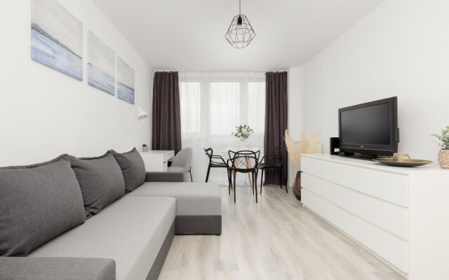 Warsaw Saski Garden Apartment by Renters
