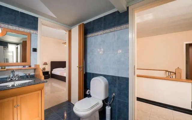 Steps to the Beach Spacious Home-Parking