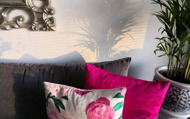 Charming Pine View Apartment