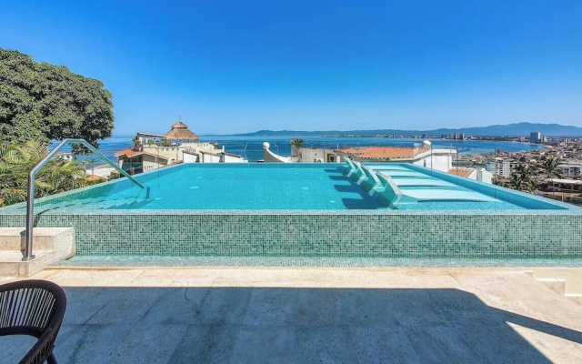 Luxury 2 BR Condo in the Jungle - Oceanview Pool