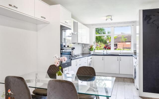 NIKSA Serviced Accommodation - 3 bedroom house