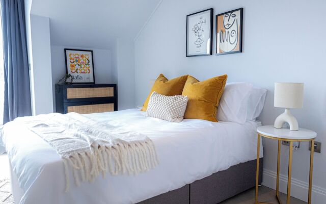 Stylish Apartments with Balcony for upper apartments & Free Parking in a prime location - Five Miles from Heathrow Airport