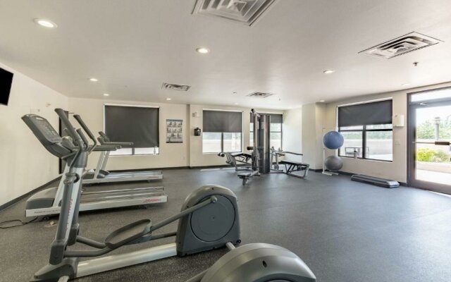 2BR Executive Suite With Pool, Gym and Fast Wi-Fi By ENVITAE