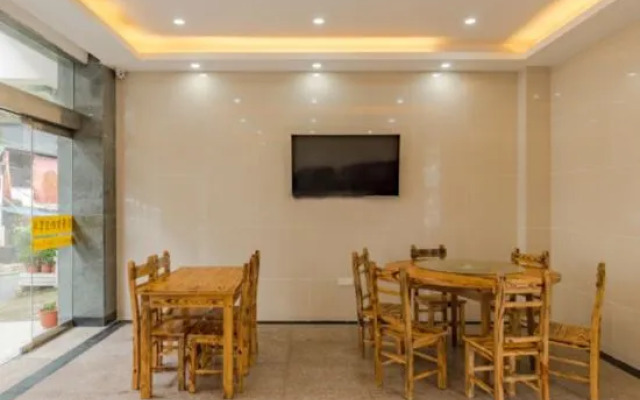 Huayuan Homestay (Huangshang Scenic Area South Gate)