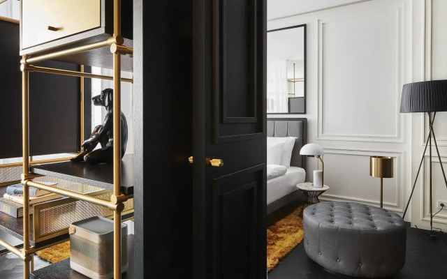 Roomers Munich, Autograph Collection