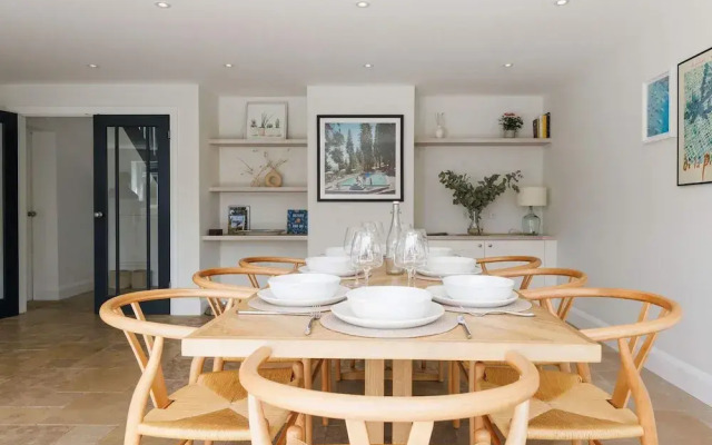 Chic 4-bed Coastal Retreat in Heart of Bosham
