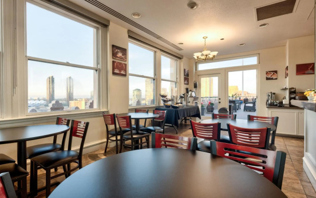 Gaslamp Plaza Suites