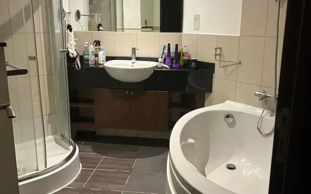 Room in Guest Room - Huge Master Room With Private Balcony