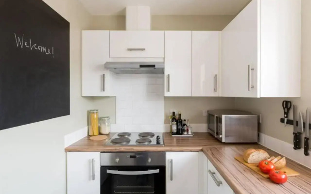 Stylish 2 Bed Flat Near Station, Parking, Sleeps 6