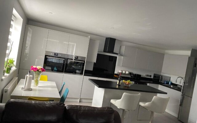 Luxury 2 bedrooms fully equipped Apartment with garden, Free Parking, Free Wifi & Netflix