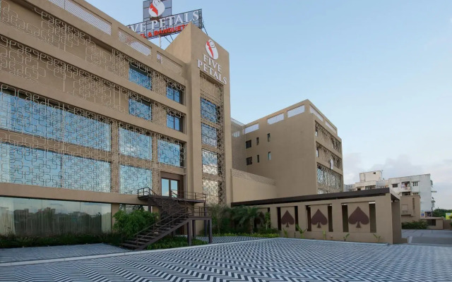 Five Petals Hotel & Banquets