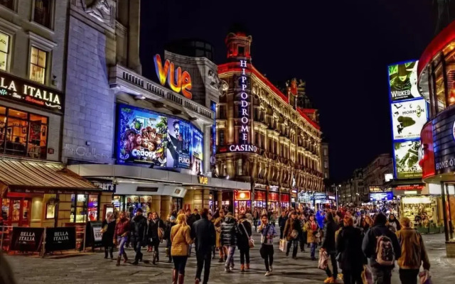 Bright and Airy 3 Bedroom Near Trafalgar Square