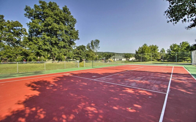 Condo w/ Pool Access: 3 Mi to Branson Strip!