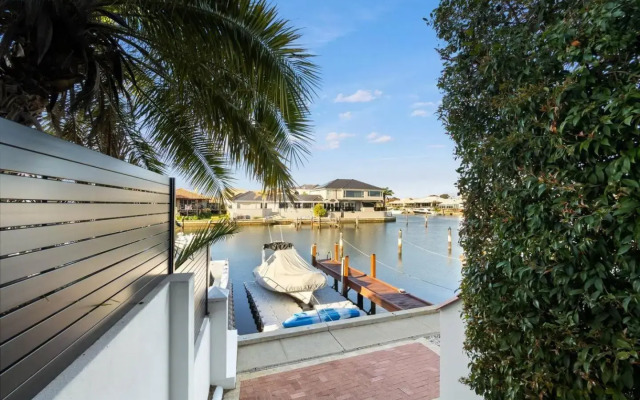 Canal Home -Close to Beach and City Centre