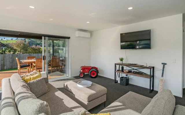 Sundaze Escape - Cooks Beach Holiday Home