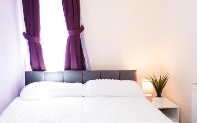 4 Beds Sleeps 6 - Elegance Leisure Stay, Burnley