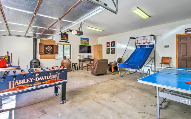 Pinetop Retreat w/ Fire Pit & Game Room!