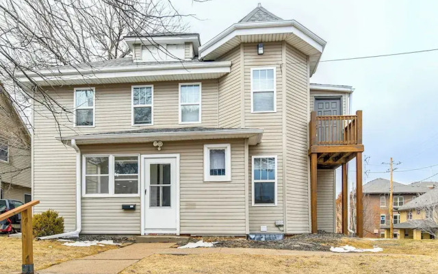 Walkable Location: Welcoming Unit in Omaha