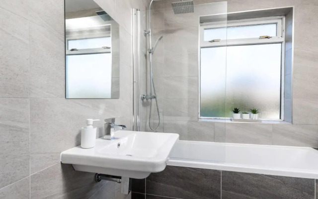 Superb Newly Extended House near Peak District, parking