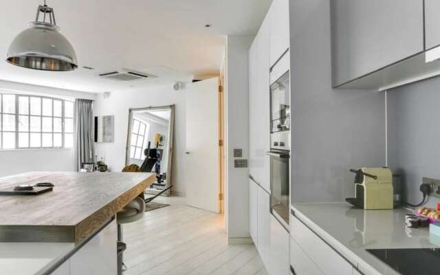 Luxury 2-bed, 2-bath Loft-style Flat in Covent Gdn