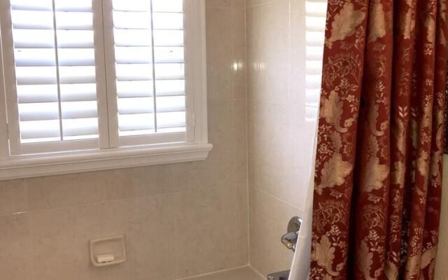 Dolphin's Retreat 2 miles from Disney