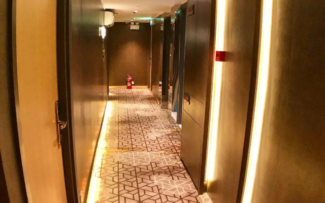 Holiday Hotel