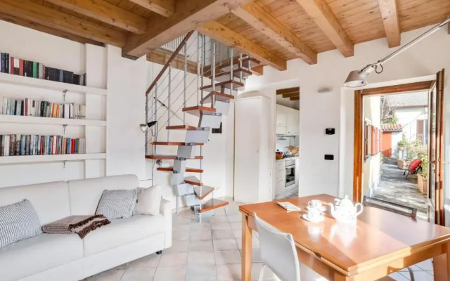 Design Apartment with Lake View!