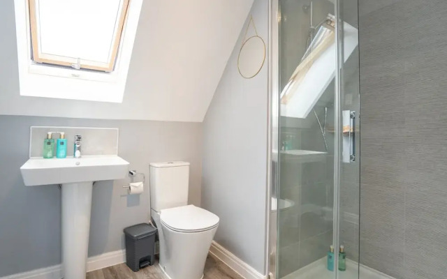 Comfortable 5 Bedroom Detached House With Parking