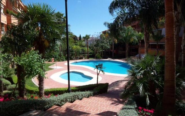 Apartamento de 2 habitaciones en el corazón de La Milla de Oro,Marbella