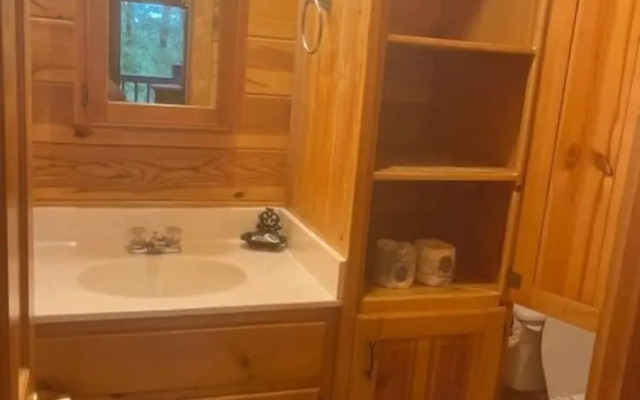 Ridgeview Retreat Seclude Cabin Includes Wifi, Cable, and Charcoal Grill by Redawning