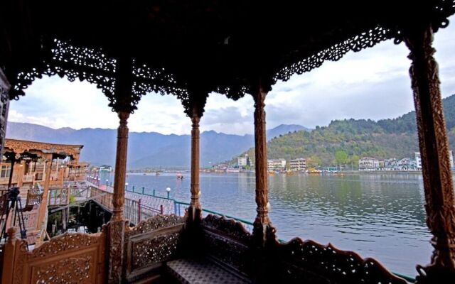 Meena Group houseboats