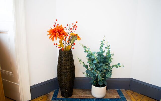 Bright 2 Bedroom Home Near Haymarket