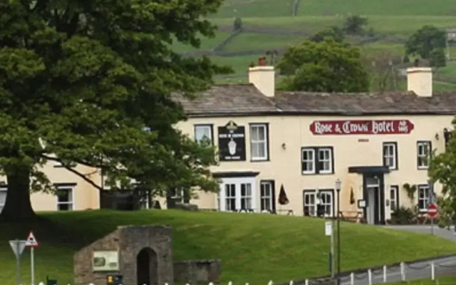 OYO Rose & Crown Hotel