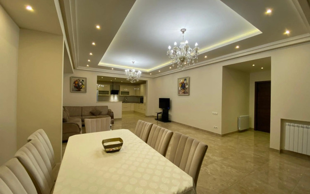 Teryan street 3 bedrooms Luxury and Unique apartment TT777