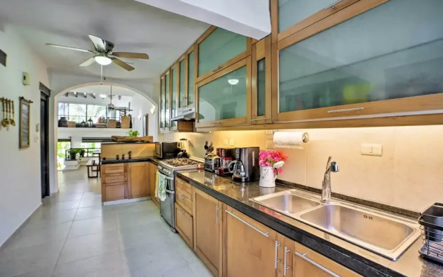 Updated Oceanside Townhome w/ Pool: Walk to Beach!