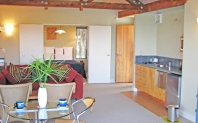 Aporo Pondsiders Luxury Cottages