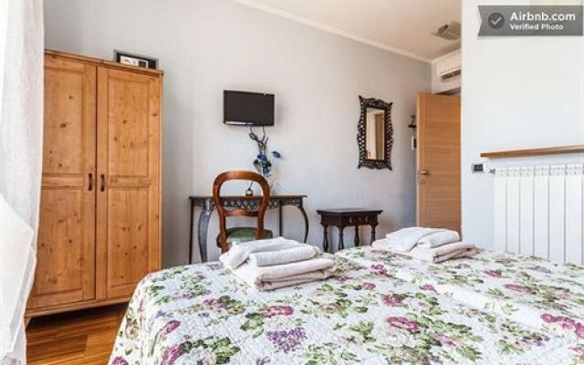 Aurelia Garden Gold Bed & Breakfast