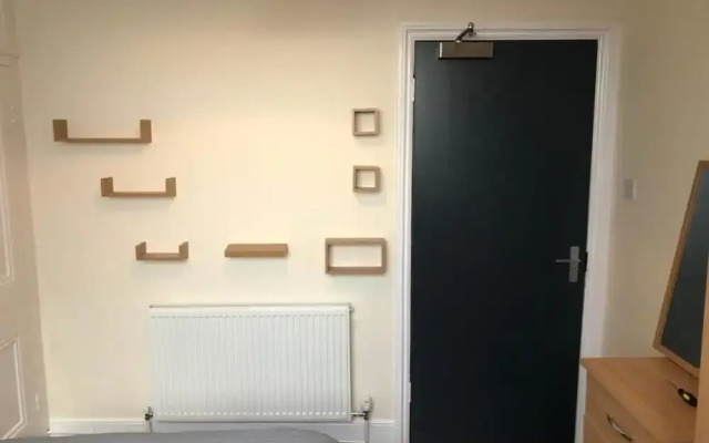 Large eight bedroom house