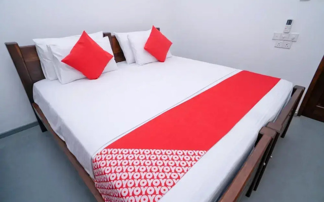 Oyo 390 Surf Sea Breeze Land Side