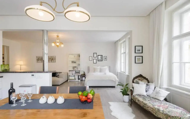 Stylish, Light-Filled Home in the Historic Center